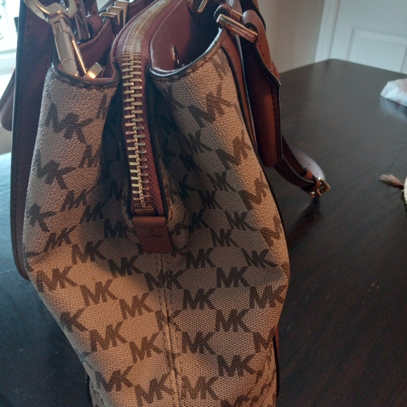 Michael kors purse - Picture 4 of 8